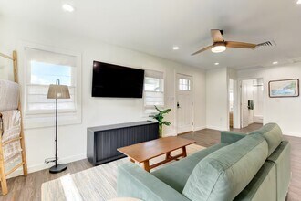 1235 Manulani St in Kailua, HI - Building Photo - Building Photo