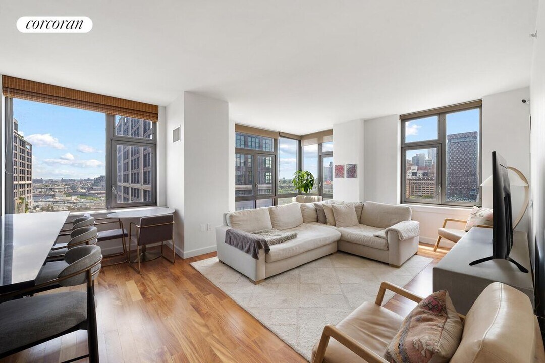 100 Jay St in Brooklyn, NY - Building Photo