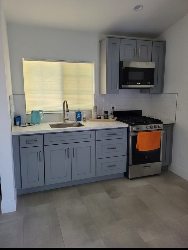 7951 Maestro Ave, Unit ADU FOR RENT in Canoga Park, CA - Foto de edificio - Building Photo