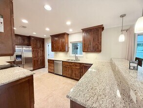 1054 Edgewater Ln in Gulf Breeze, FL - Foto de edificio - Building Photo