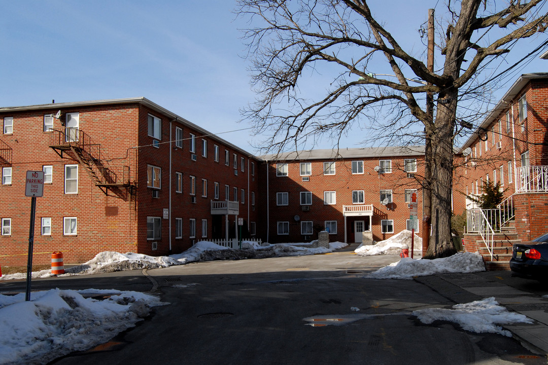 230-252 Morris St in Fairview, NJ - Building Photo