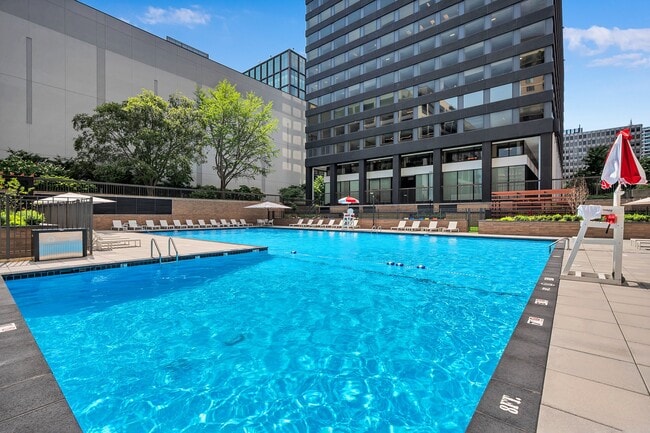 Crystal Square in Arlington, VA - Foto de edificio - Building Photo
