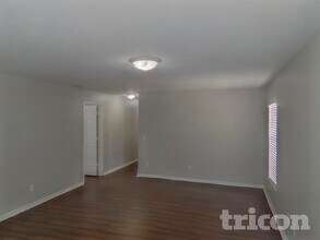 1002 E 108th Ave in Tampa, FL - Building Photo - Building Photo