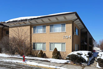 1764 E Oakton St in Des Plaines, IL - Foto de edificio - Building Photo