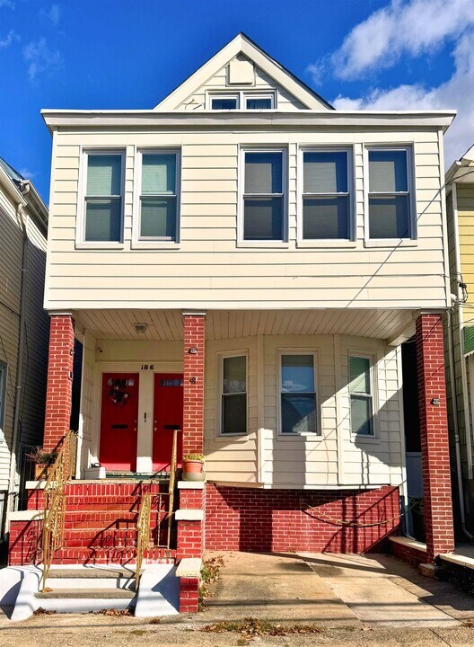 186 Avenue C in Bayonne, NJ - Building Photo