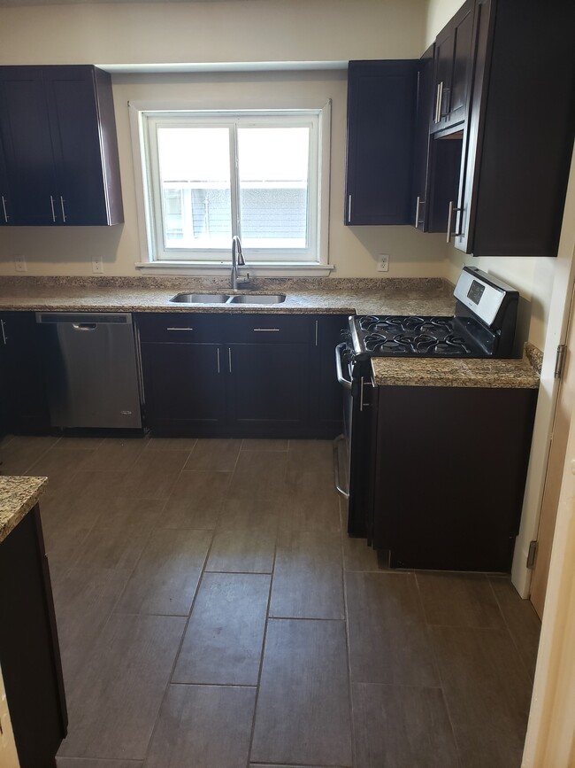 35 Norwood Ave, Unit Lower