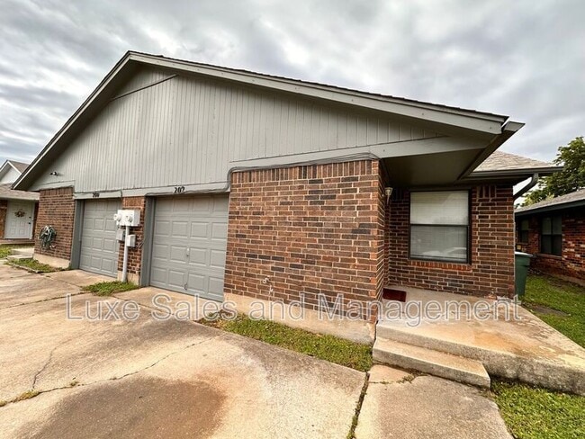 202 Barrett Pl in Edmond, OK - Building Photo - Building Photo