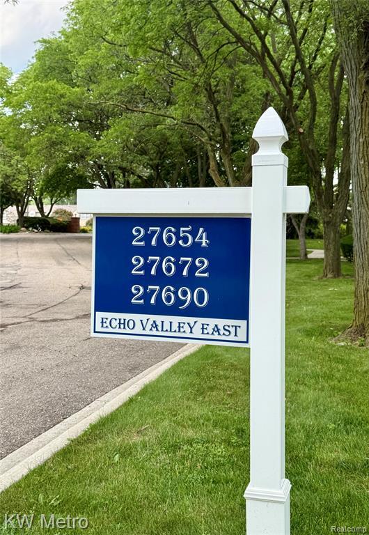 27654 Echo Valley W in Farmington Hills, MI - Building Photo - Building Photo