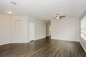 1506 Clemson Dr in Glenn Heights, TX - Foto de edificio - Building Photo