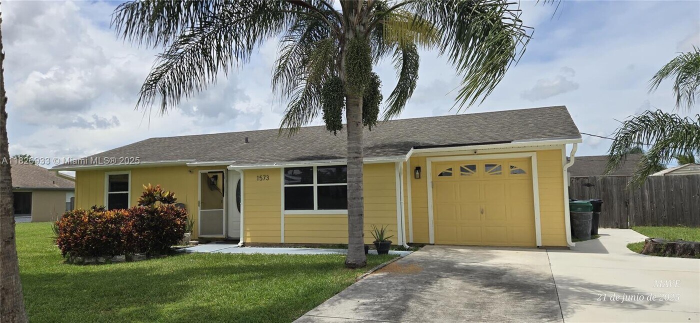 1573 SW Lexington Dr in Port St. Lucie, FL - Building Photo