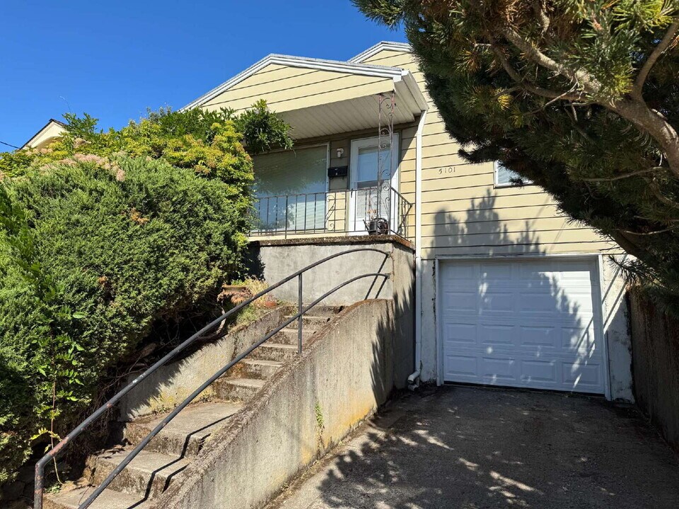 5101 SE Taylor St in Portland, OR - Building Photo