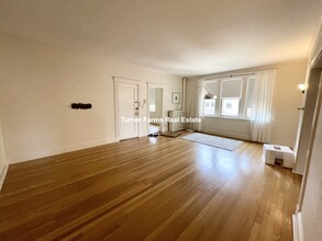 18 Alton Pl, Unit 3 in Brookline, MA - Foto de edificio - Building Photo