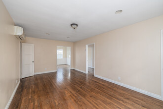 1438 S Sherbourne Dr in Los Angeles, CA - Building Photo - Interior Photo