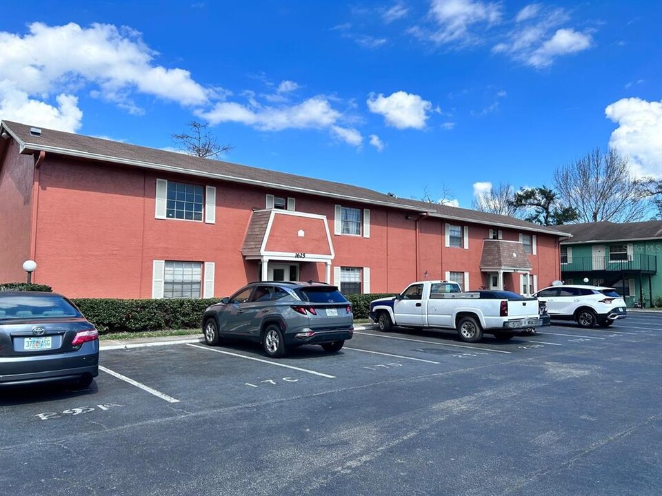 1625 W Oak Ridge Rd in Orlando, FL - Building Photo