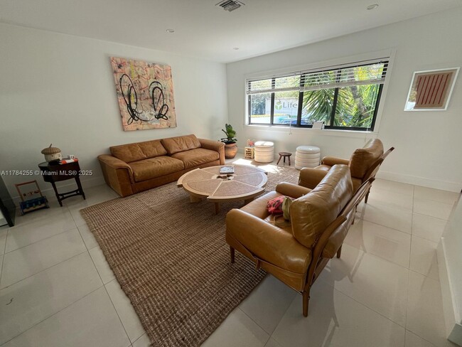 225 W Heather Dr in Key Biscayne, FL - Foto de edificio - Building Photo