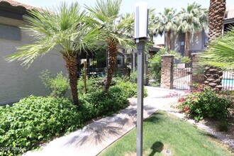 2025 E Campbell Ave in Phoenix, AZ - Foto de edificio - Building Photo