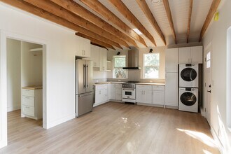 2841 Los Feliz Dr in Thousand Oaks, CA - Foto de edificio - Building Photo