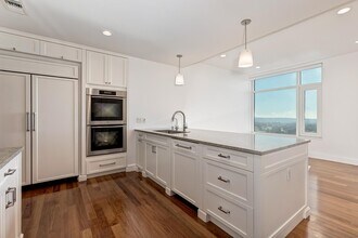 1 W Century Dr in Los Angeles, CA - Foto de edificio - Building Photo