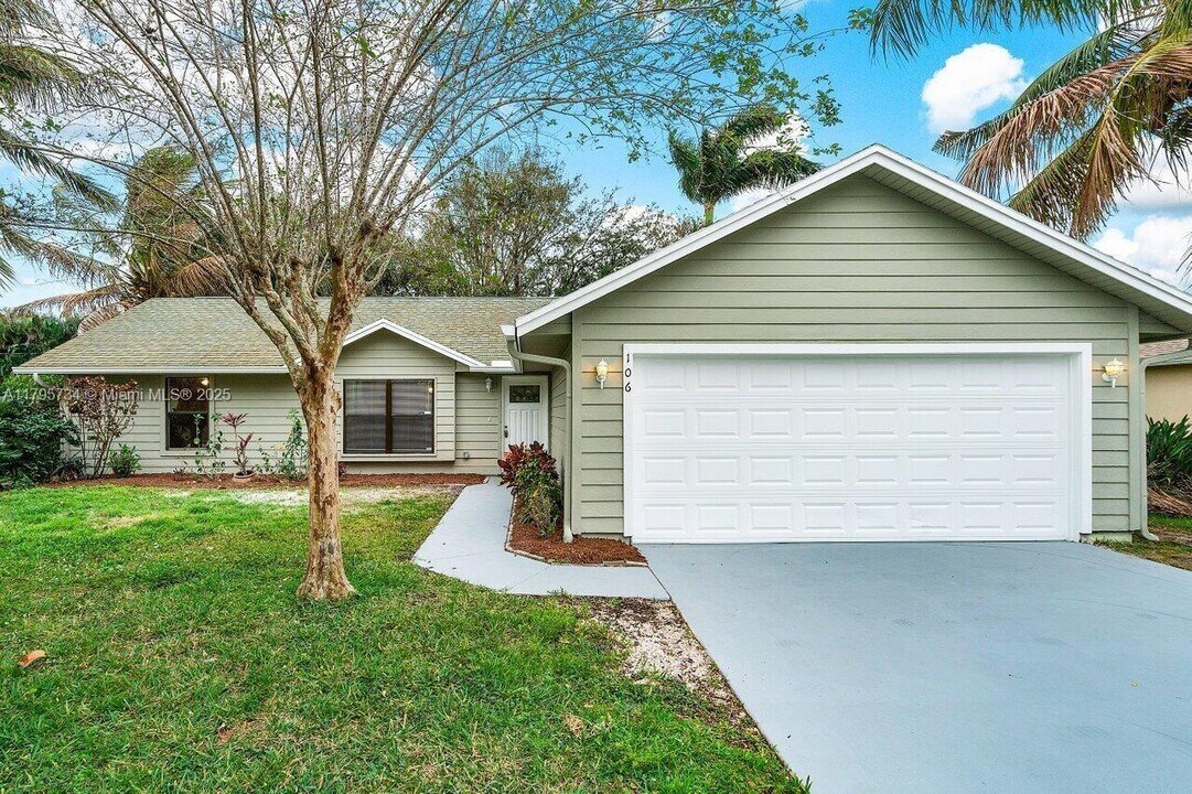 106 SW Airview Ave in Port St. Lucie, FL - Building Photo