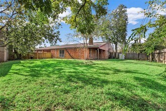 8002 Beechnut St in Houston, TX - Foto de edificio - Building Photo
