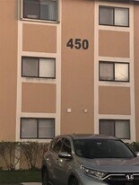 450 Palm Cir W in Pembroke Pines, FL - Building Photo