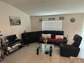 4475 Casablanca Ave in Kissimmee, FL - Foto de edificio - Building Photo