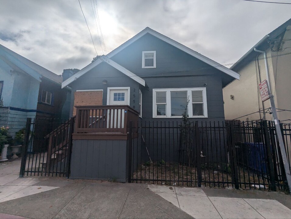 2558 14th Ave in Oakland, CA - Building Photo