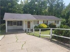 1229 Lyndale Dr in Charleston, WV - Building Photo