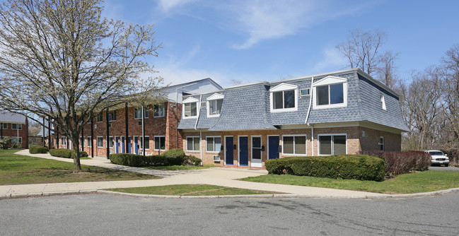 Cambridge Garden Apartments in Amityville, NY - Building Photo - Building Photo