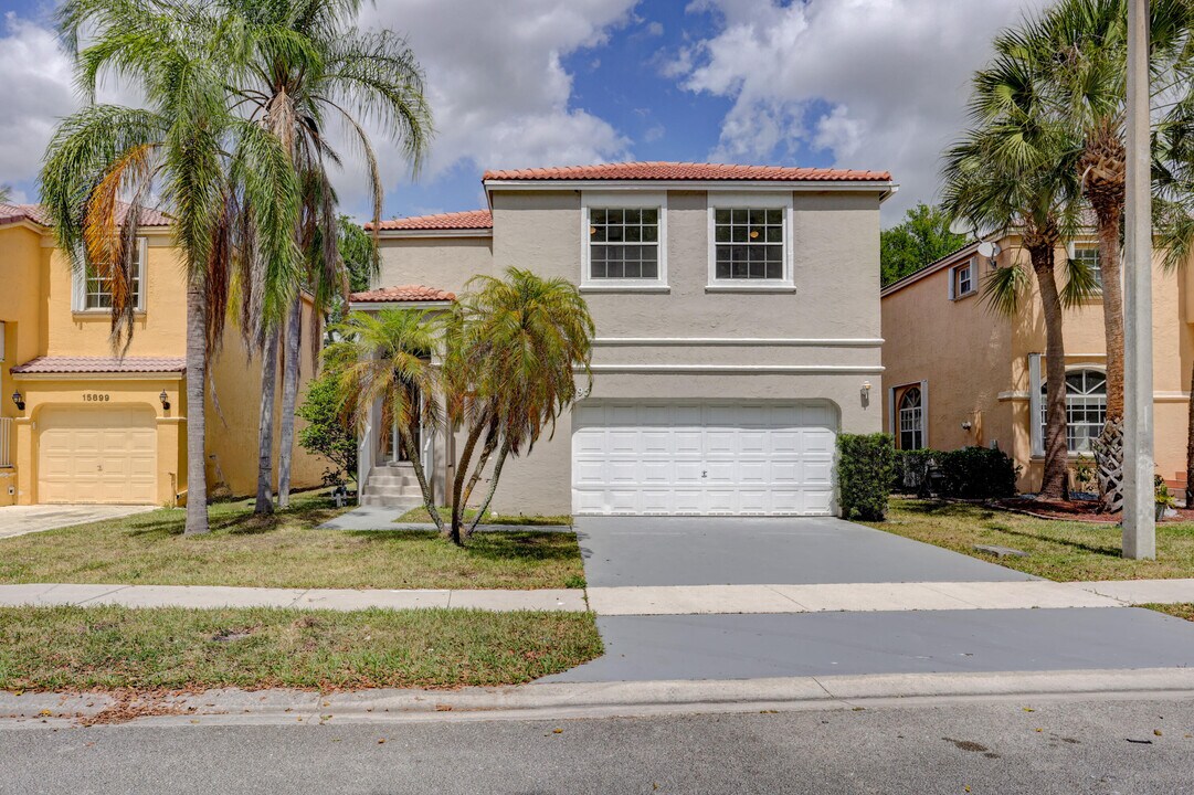 15895 NW 5th St in Pembroke Pines, FL - Building Photo