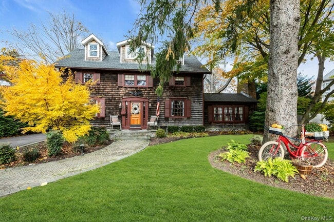 105 Academy St in Bayport, NY - Building Photo - Building Photo