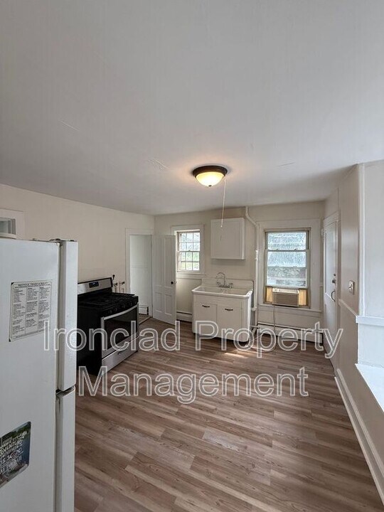 291 Spruce St in Manchester, CT - Building Photo