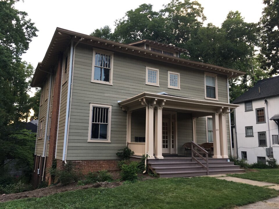 221 South Princeton Cir, Unit 2 in Lynchburg, VA - Foto de edificio