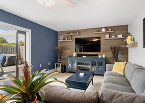 445 E Waverly Pl in Vero Beach, FL - Building Photo