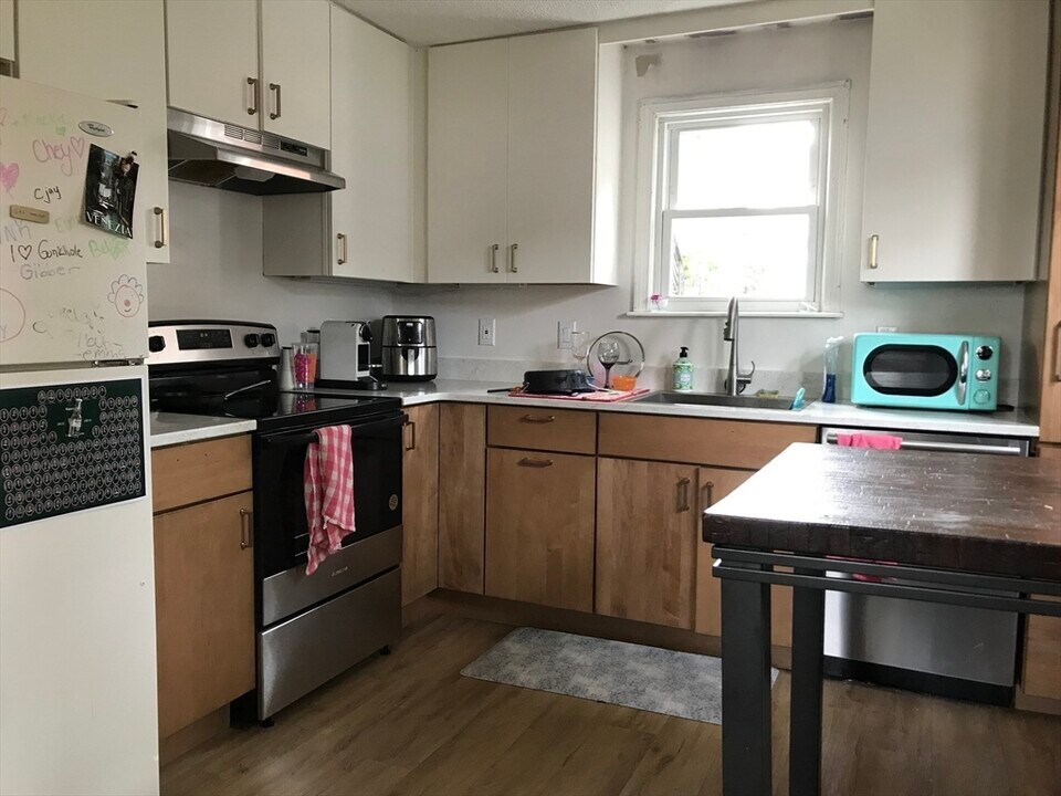 79 Cushing St in Waltham, MA - Building Photo