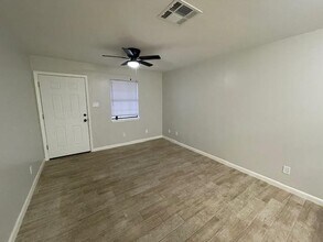 3005 E Price St-Unit -4 in Laredo, TX - Building Photo - Building Photo