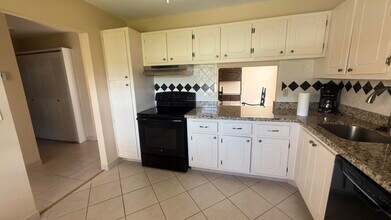 425 Lake Helen Dr in West Palm Beach, FL - Building Photo - Building Photo