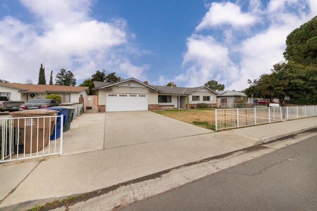 3825 Bianchi Way in Bakersfield, CA - Foto de edificio - Building Photo