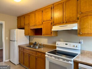 2913 Horse Shoe Dr in Atlanta, GA - Building Photo - Building Photo