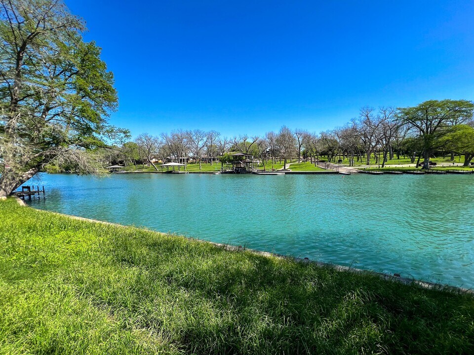 2093 Kuehler Ave in New Braunfels, TX - Building Photo