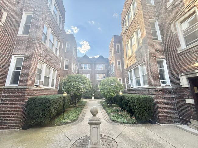 4866 N Ashland Ave, Unit 2E in Chicago, IL - Building Photo - Building Photo