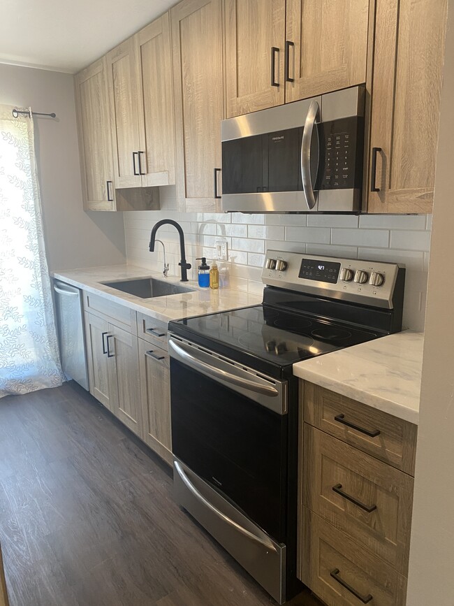 property at 843 Woodside Ln E