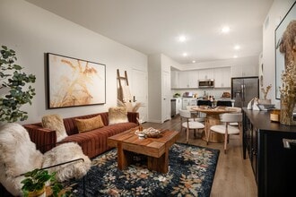 The Kingsley Luxury Apartments in Rialto, CA - Foto de edificio - Building Photo