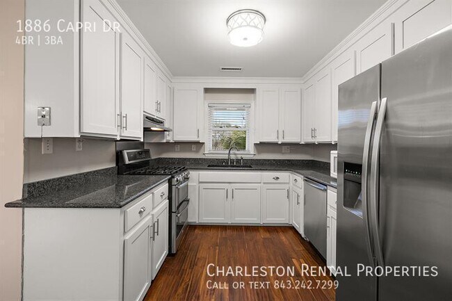 1886 Capri Dr in Charleston, SC - Building Photo - Building Photo