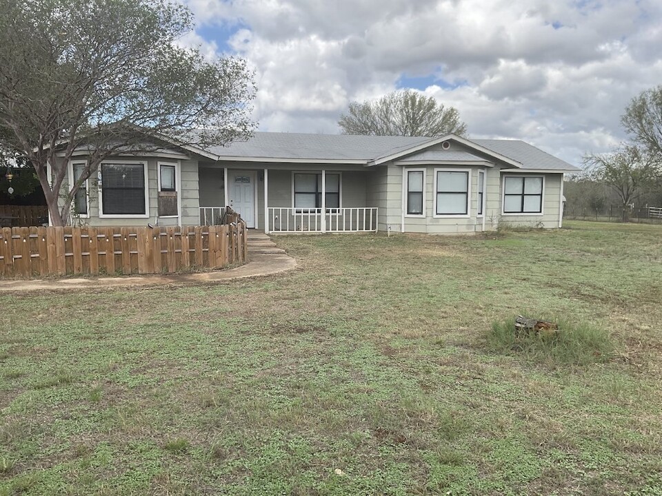 160 Parkfield in Pleasanton, TX - Building Photo