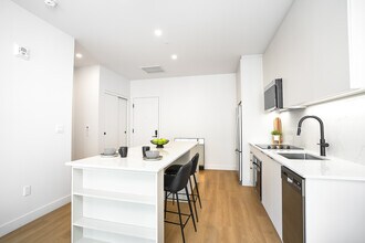 1270 Sherbrooke Rue E in Montréal, QC - Building Photo - Building Photo