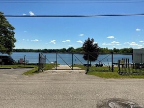 7230 Sandy Beach Dr in Waterford Township, MI - Foto de edificio - Building Photo