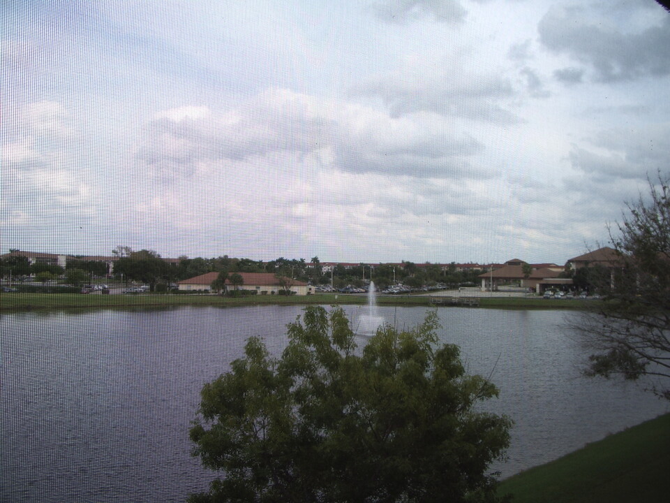 1251 SW 134th Way, Unit 305 in Pembroke Pines, FL - Foto de edificio