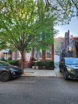 47-12 39th Pl in Queens, NY - Building Photo