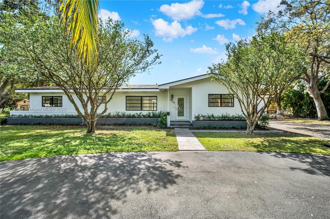 9790 SW 136th St in Miami, FL - Foto de edificio